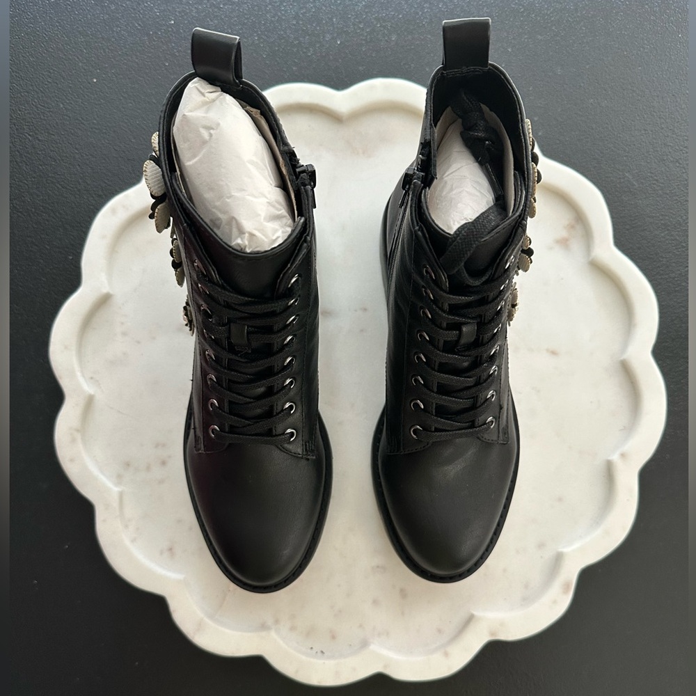 Women’s Betsey Johnson Dash Black Leather Boots With Flowers Size 7.5 ~ 2 inches